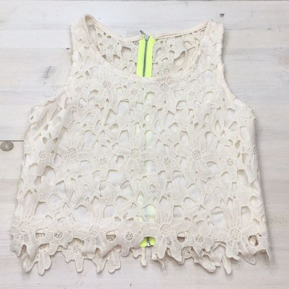 Floral crochet like cropped tank with zipper - Picture 1 of 4